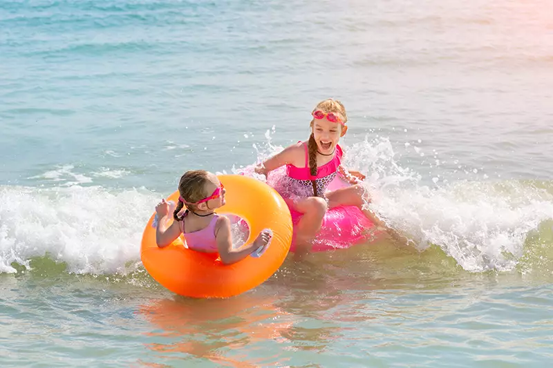 Kinder beim schwimmen